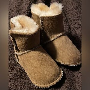 Minnetonka baby sheepskin booties